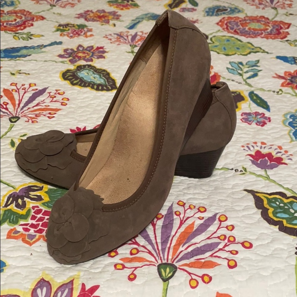 NWOT Taupe Vionic Wedge Heels
